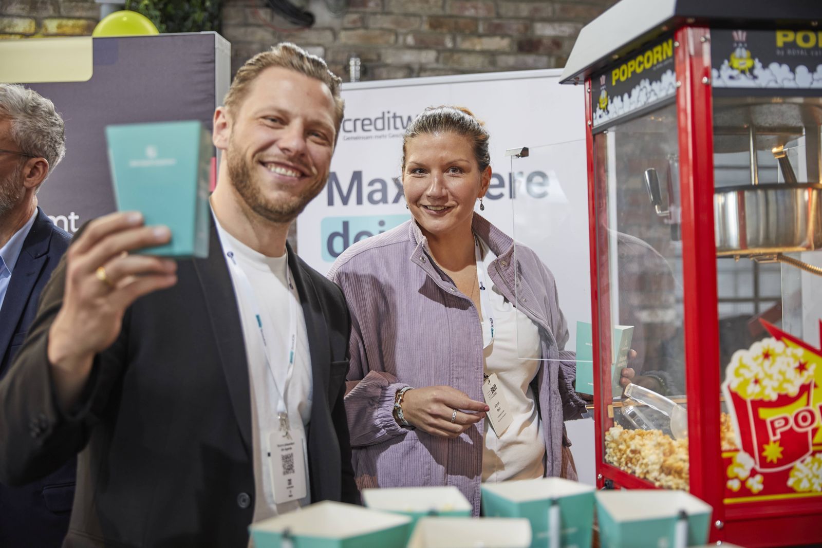 Lachende Gesprächsrunde am Stand