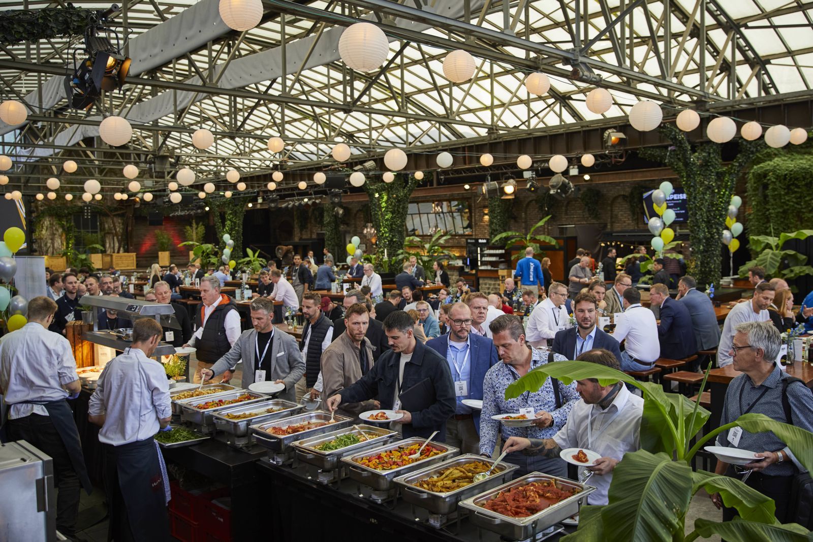 Die Halle mit Glasdach, voll besetzte Tische